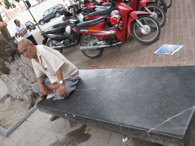 Chiếc ghế đá Hồ Gươm vốn gắn với nhiều kỷ niệm đẹp của người dân Thủ Đô Chiếc ghế đá Hồ Gươm vốn gắn với nhiều kỷ niệm đẹp của người dân Thủ Đô