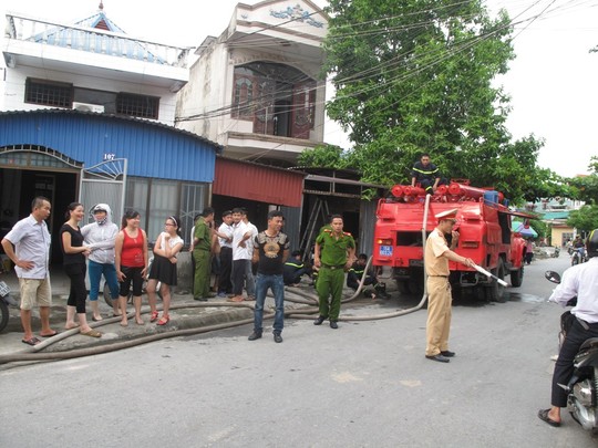 Lực lượng chức năng TP Hải Ph&ograve;ng đ&atilde; nhanh ch&oacute;ng c&oacute; mặt tại hiện trường chồng ph&oacute;ng hỏa đốt nh&agrave; v&igrave; ghen tu&ocirc;ng