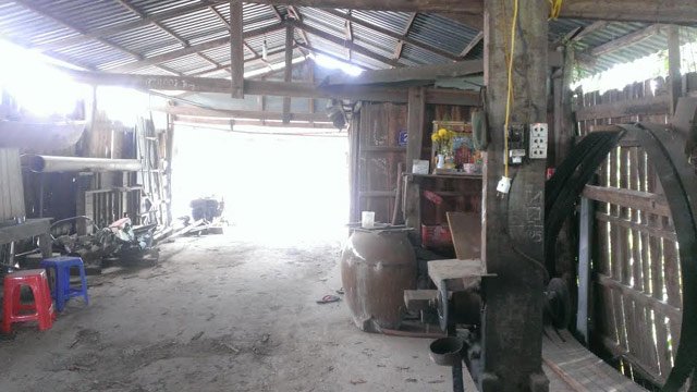 Ổ điện, nơi V&agrave;ng cắm điện ch&iacute;ch anh Phi để trả th&ugrave; cơn ghen t&igrave;nh
