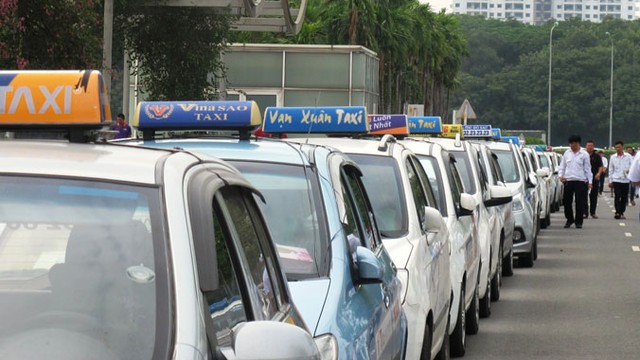 Trong khi gi&aacute; xăng dầu đ&atilde; giảm gần 1.000 đồng/l&iacute;t th&igrave; gi&aacute; cước taxi ở H&agrave; Nội vẫn chần chừ chưa chịu giảm
