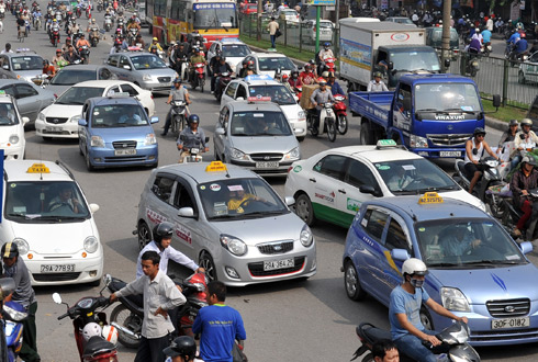 &Ocirc;ng Li&ecirc;n cho rằng với mức gi&aacute; xăng dầu hiện nay, gi&aacute; cước taxi ở H&agrave; Nội phải giảm xuống 9.500 &ndash; 10.000 đồng/km