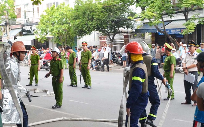 Cảnh s&aacute;t PCCC đến hiện trường vụ cả gia đ&igrave;nh đổ xăng dọa tự thi&ecirc;u để đề ph&ograve;ng t&igrave;nh huống xấu xảy ra