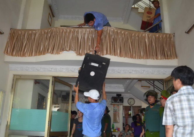 Khi đo&agrave;n cưỡng chế v&agrave;o được trong căn nh&agrave; nơi gia đ&igrave;nh dọa tự thi&ecirc;u, cả căn ph&ograve;ng kh&aacute;ch đ&atilde; nồng nặc m&ugrave;i xăng