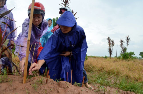 Mộ chị Huyền nằm tại nghĩa trang thôn Trung Quan, xã Văn Đức, huyện Gia Lâm, TP Hà Nội