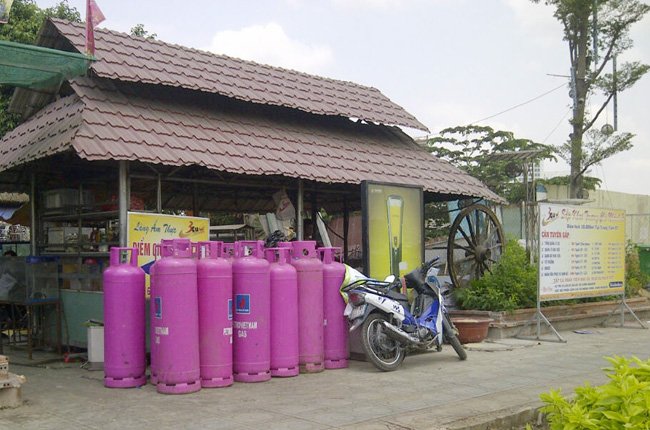 Nhiều chủ qu&aacute;n ăn cho biết, với gi&aacute; gas hiện nay, sử dụng gas c&ograve;n rẻ hơn d&ugrave;ng than