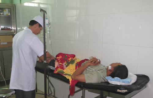 Người con cố k&igrave;m n&eacute;n nỗi đau tham dự kỳ thi THPT Quốc gia 2015 trong khi cha vẫn trong t&igrave;nh trạng nguy kịch