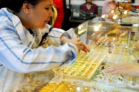 Gi&aacute; v&agrave;ng trong nước v&agrave; gi&aacute; v&agrave;ng thế giới c&oacute; dấu hiệu giảm do cổ phiếu tăng