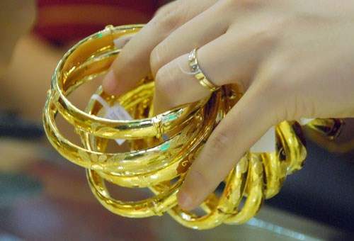 Giá vàng tuần qua biến đổi thất thường lúc chạm đáy, lúc tăng kịch trần cả trên thị trường vàng trong nước và thế giới Giá vàng tuần qua biến đổi thất thường lúc chạm đáy, lúc tăng kịch trần cả trên thị trường vàng trong nước và thế giới