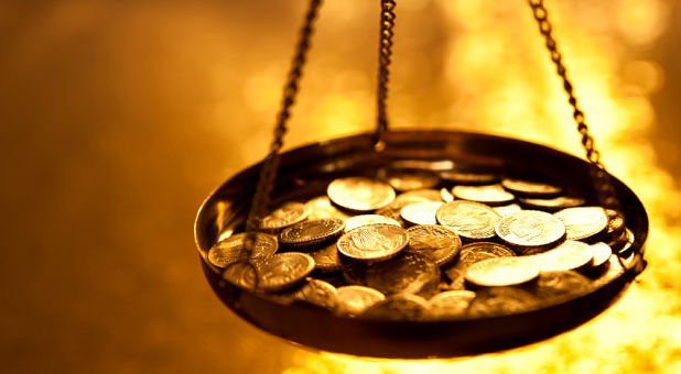 Giới chuy&ecirc;n gia dự đo&aacute;n gi&aacute; v&agrave;ng sẽ tiếp tục giảm do sức &eacute;p từ đồng USD v&agrave; l&atilde;i suất