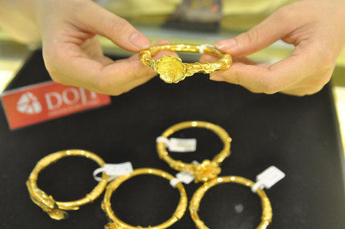 Ch&ecirc;nh lệch giữa gi&aacute; v&agrave;ng trong nước v&agrave; gi&aacute; v&agrave;ng thế giới h&ocirc;m nay đang ở mức thấp, chỉ khoảng 60.000 đồng/lượng