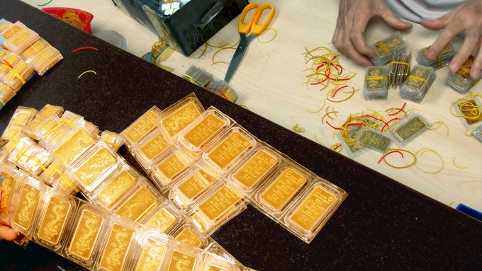 Ch&ecirc;nh lệch giữa gi&aacute; v&agrave;ng thế giới v&agrave; gi&aacute; v&agrave;ng SJC trong nước đang co hẹp nhanh về mức hơn 2 triệu đồng/ lượng