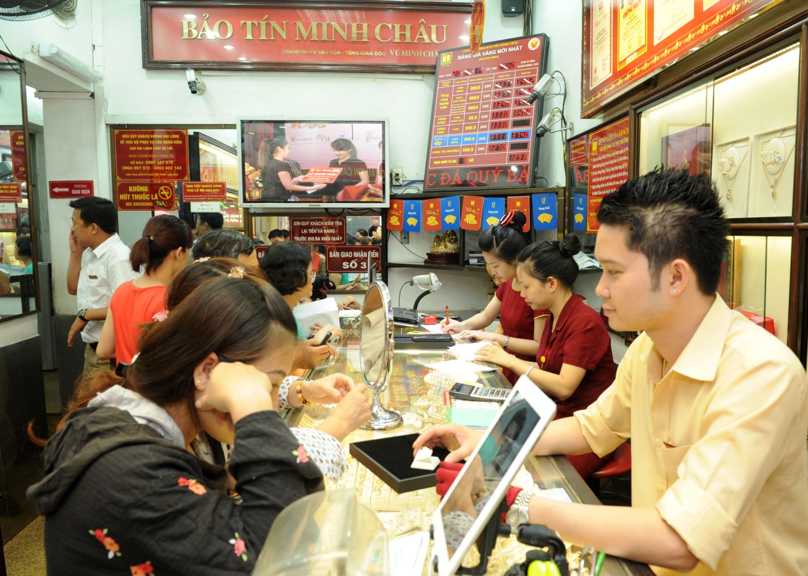 Ch&ecirc;nh lệch giữa gi&aacute; v&agrave;ng trong nước v&agrave; gi&aacute; v&agrave;ng thế giới h&ocirc;m nay đ&atilde; l&ecirc;n mức 3,4 triệu đồng/lượng