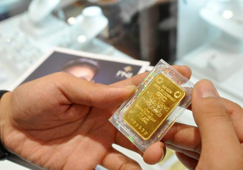 Tr&aacute;i lại, gi&aacute; v&agrave;ng h&ocirc;m nay tr&ecirc;n thị trường thế giới lại sụt mạnh do sức &eacute;p từ khả năng tăng l&atilde;i suất Mỹ