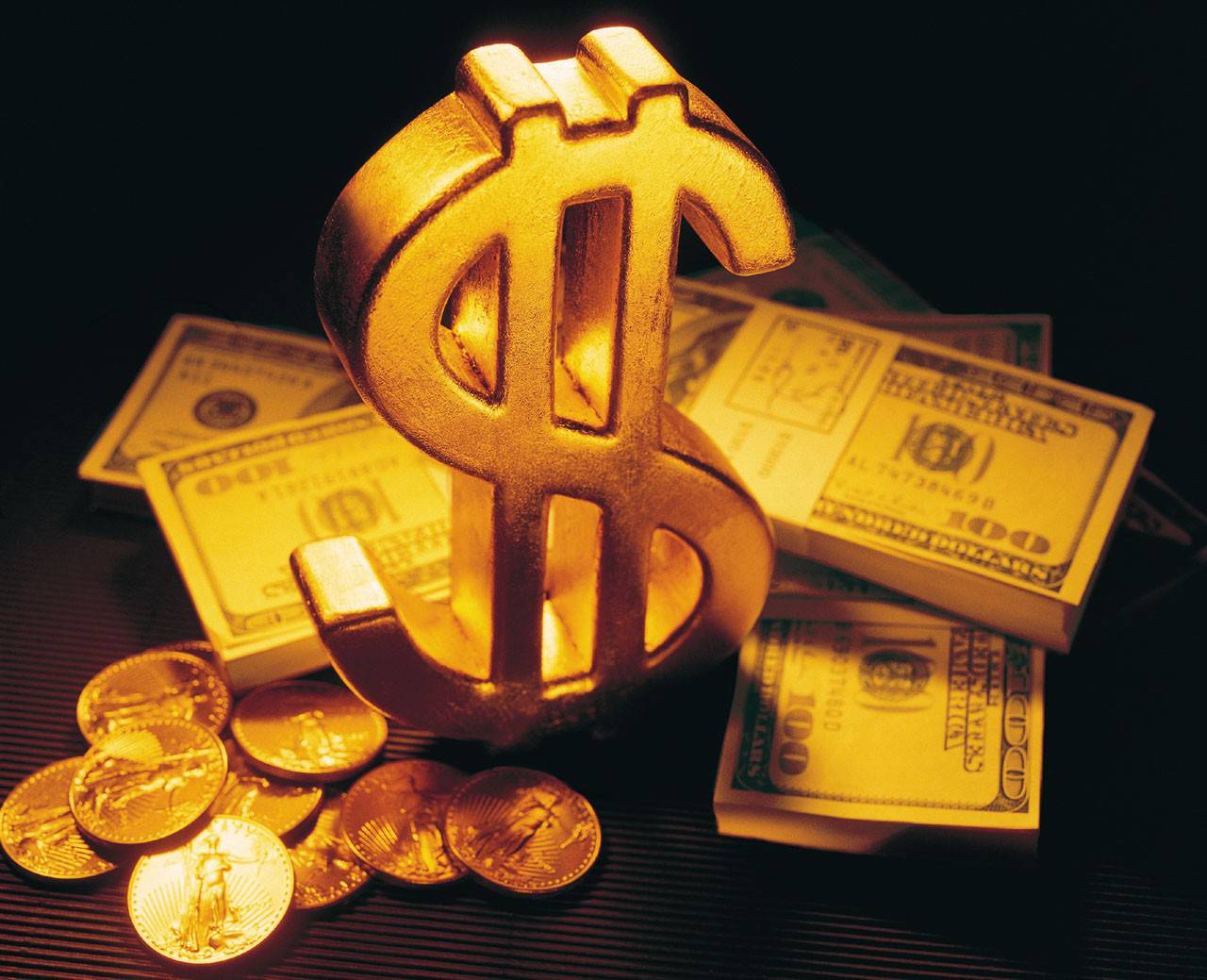 Trong khi gi&aacute; v&agrave;ng lao dốc mạnh mẽ, tỷ gi&aacute; USD đ&atilde; l&ecirc;n mức cao nhất trong 8 th&aacute;ng