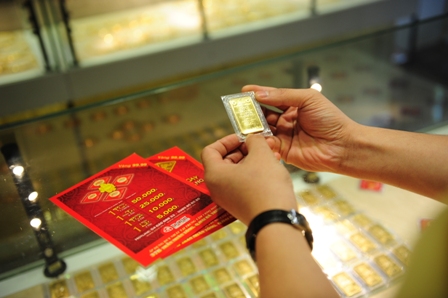 Ch&ecirc;nh lệch giữa gi&aacute; v&agrave;ng trong nước v&agrave; gi&aacute; v&agrave;ng thế giới h&ocirc;m nay được co hẹp đ&aacute;ng kể