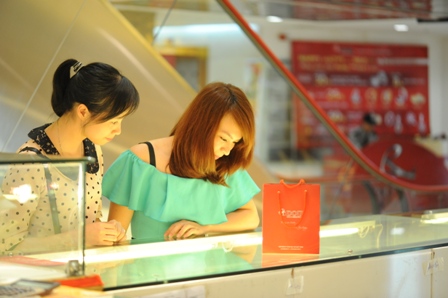 Bất chấp gi&aacute; v&agrave;ng h&ocirc;m nay tăng, thị trường v&agrave;ng vẫn tỏ ra kh&ocirc;ng đủ sức hấp dẫn nh&agrave; đầu tư