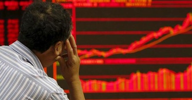 Tr&aacute;i ngược với đ&agrave; tăng của gi&aacute; v&agrave;ng h&ocirc;m nay, thị trường chứng kho&aacute;n lại đang tr&ecirc;n bờ vực khủng hoảng
