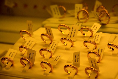 Gần nửa th&aacute;ng nay, gi&aacute; v&agrave;ng trong nước chỉ quanh quẩn ở ngưỡng 33 triệu đồng/lượng d&ugrave; gi&aacute; v&agrave;ng thế giới c&oacute; phi&ecirc;n tăng mạnh