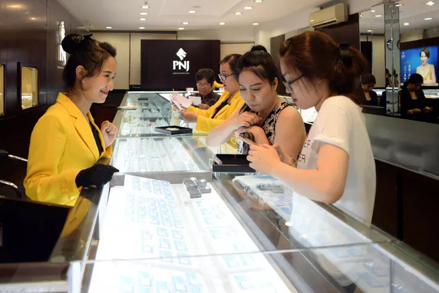 Trước diễn biến của gi&aacute; v&agrave;ng h&ocirc;m nay, chuy&ecirc;n gia khuy&ecirc;n người d&acirc;n kh&ocirc;ng n&ecirc;n mua v&agrave;ng miếng để d&agrave;nh