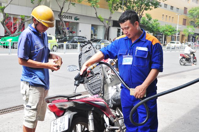 Với mức gi&aacute; xăng dầu hiện nay, c&aacute;c đơn vị kinh doanh đang tạm &lsquo;lỗ&rsquo; 200 &ndash; 300 đồng/l&iacute;t