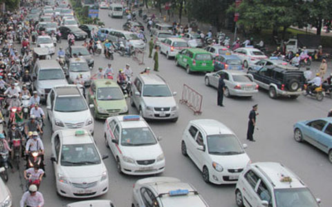 Gi&aacute; cước vận tải lu&ocirc;n tăng nhanh giảm chậm