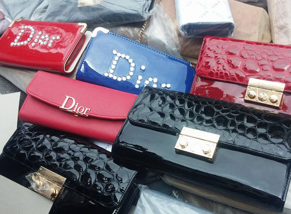 ph&aacute;t hiện 1.607 t&uacute;i, v&iacute;, thắt lưng giả mạo nh&atilde;n hiệu Dior, Herm&egrave;s, Louis Vuitton