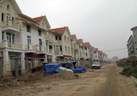Gi&aacute; nh&agrave; đất sẽ tiếp tục giảm mạnh