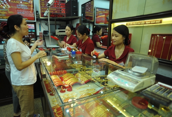Giá vàng trên thị trường đang theo xu hướng giảm Giá vàng trên thị trường đang theo xu hướng giảm