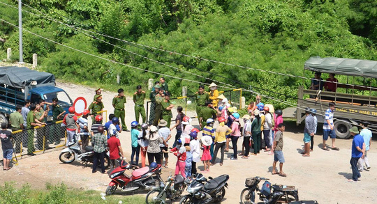 Người d&acirc;n tập trung theo d&otilde;i vụ bắt giữ tr&aacute;i ph&eacute;p nhiều c&aacute;n bộ của tỉnh Ki&ecirc;n Giang