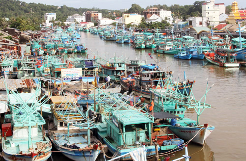 Trước đ&oacute; ngư d&acirc;n Ki&ecirc;n Giang từng phản &aacute;nh về t&igrave;nh trạng tự &yacute; ph&acirc;n l&ocirc;, khoanh v&ugrave;ng v&agrave; mua b&aacute;n bến b&atilde;i khai th&aacute;c tr&ecirc;n biển