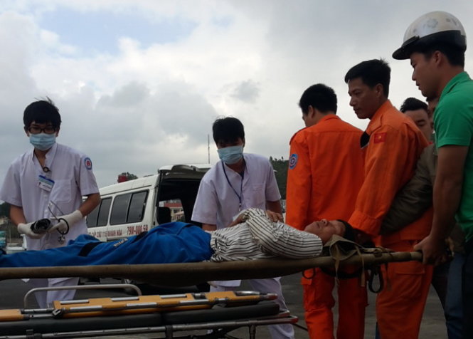 Sau 12 tiếng mắc kẹt tr&ecirc;n biển, t&agrave;u c&aacute; chở 5 ngư d&acirc;n đ&atilde; an to&agrave;n về bờ
