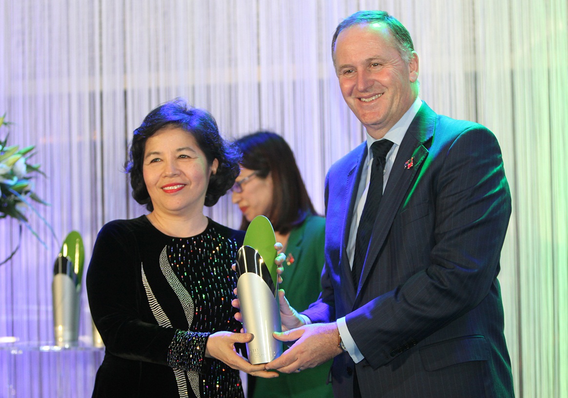 Thủ tướng John Key &ndash; đại diện ch&iacute;nh phủ New Zealand đ&atilde; trực tiếp trao tặng giải thưởng New Zealand ASEAN cho b&agrave; Mai Kiều Li&ecirc;n - Tổng Gi&aacute;m đốc Vinamilk