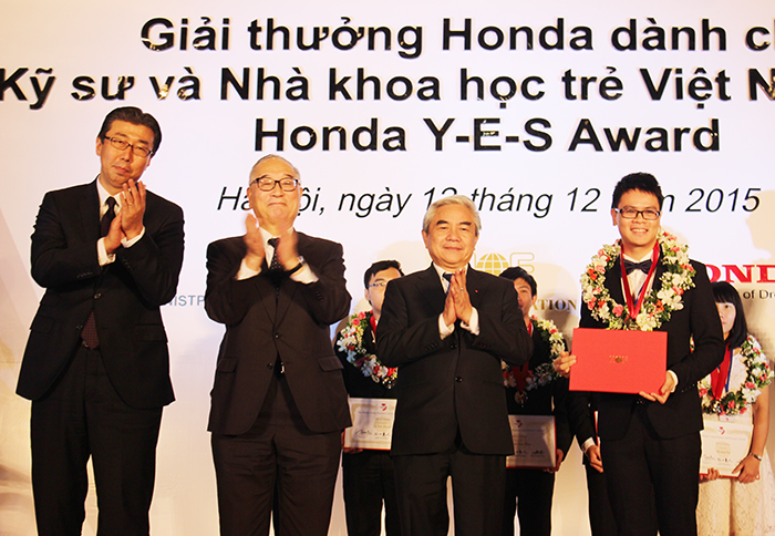 Honda Việt Nam trao tặng Giải thưởng Honda d&agrave;nh cho kỹ sư v&agrave; nh&agrave; khoa học trẻ Việt Nam năm 2015.