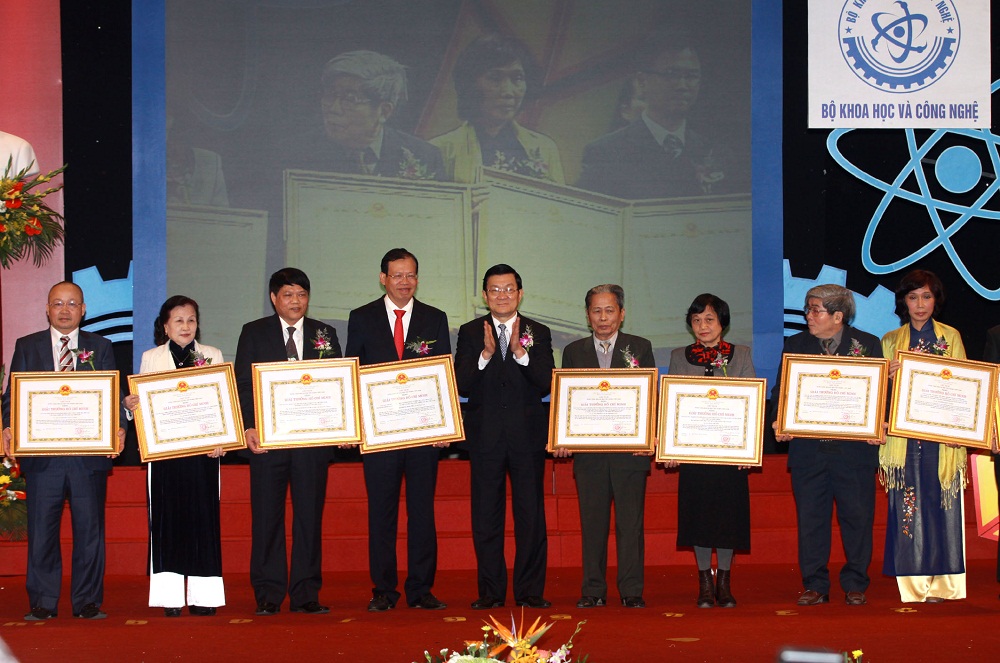 Đại diện t&aacute;c giả v&agrave; nh&oacute;m t&aacute;c giả được trao giải thưởng Hồ Ch&iacute; Minh về KH&CN năm 2010