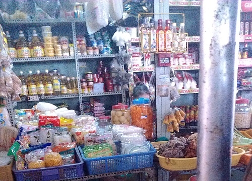 Giấm từ axit v&agrave; nước l&atilde; c&oacute; mặt khắp chợ.