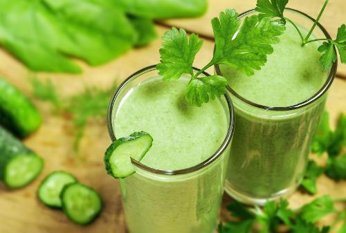 Nước &eacute;p dưa chuột v&agrave; chanh c&oacute; t&aacute;c dụng tốt trong giảm b&eacute;o bụng
