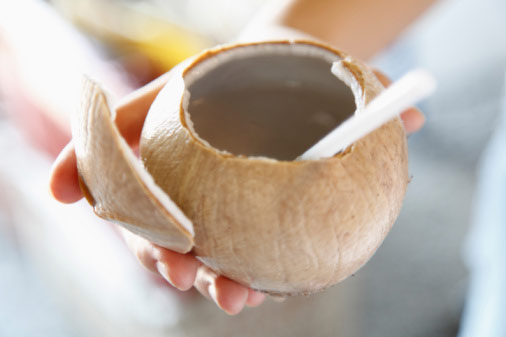 Kh&ocirc;ng chỉ gi&uacute;p giảm b&eacute;o, nước dừa c&ograve;n gi&uacute;p l&agrave;n da trở n&ecirc;n s&aacute;ng, tư nhi&ecirc;n hơn