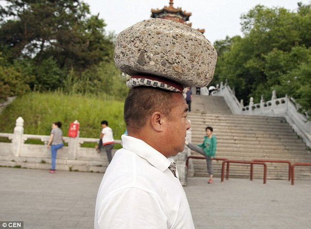 Tảng đ&aacute; nặng 40kg. Ảnh: Daily Mail