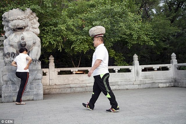 &Ocirc;ng Cong Yan đi bộ mỗi s&aacute;ng 3km. Ảnh: Daily Mail