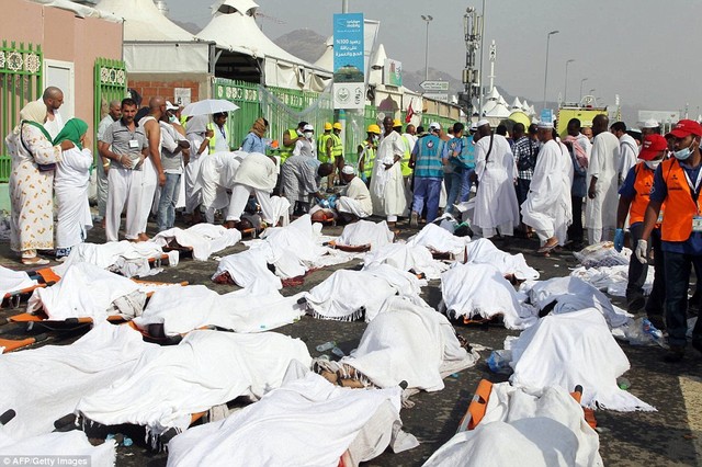 Thi thể c&aacute;c nạn nh&acirc;n nằm la liệt sau vụ giẫm đạp kinh ho&agrave;ng tại th&aacute;nh địa Mecca ng&agrave;y 24/9