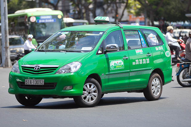 Sẽ bắt đầu giảm gi&aacute; v&eacute; xe tết, cước taxi sau khi xăng giảm gi&aacute;