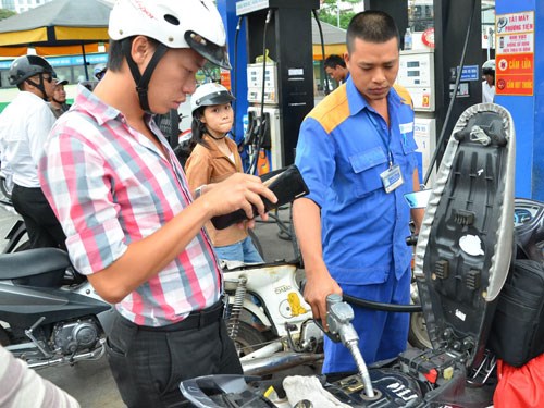 Giá xăng tăng liên tục gây khó khăn cho người dân Giá xăng tăng liên tục gây khó khăn cho người dân