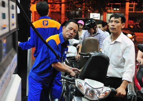 Giá dầu trong nước tiếp tục giảm nhẹ trong khi giá xăng vẫn ở mức cao Giá dầu trong nước tiếp tục giảm nhẹ trong khi giá xăng vẫn ở mức cao