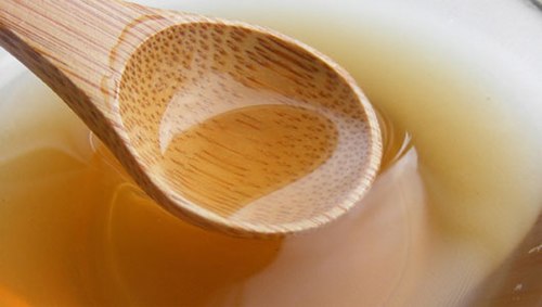 hỗn hợp giấm v&agrave; nước cũng c&oacute; thể diệt kiến
