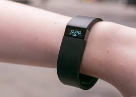 Tin tức mới nhất về chiếc v&ograve;ng cổ giống như FitBit được nhiều người quan t&acirc;m
