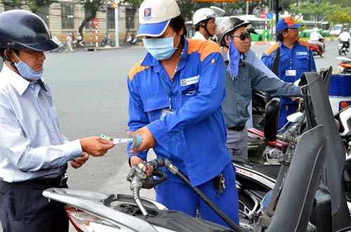Gi&aacute; xăng dầu giảm nhẹ chiều nay 3/12/2015