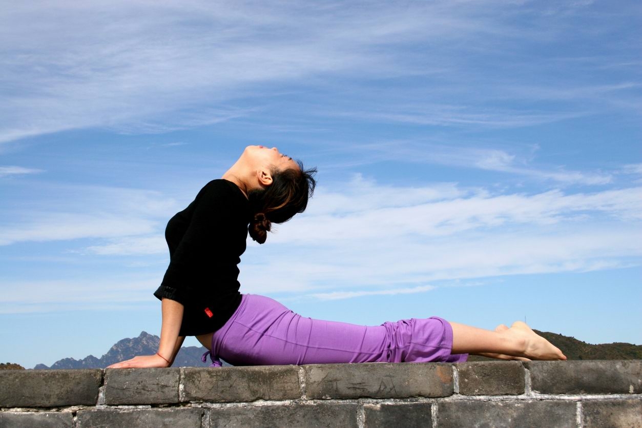 B&iacute; quyết l&agrave;m đẹp ng&agrave;y Valentine với tư thế yoga rắn hổ mang gi&uacute;p phụ nữ sở hữu v&ograve;ng eo con kiến 