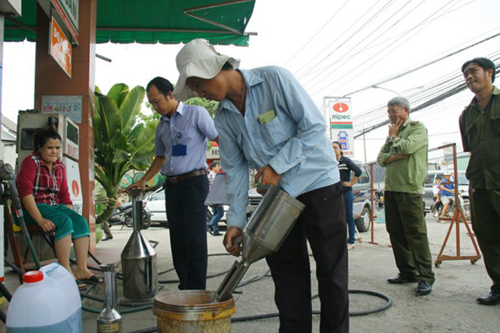 Sóc Trăng: Phạt 4 cơ sở bán xăng không đạt chuẩn và sai số vượt giới hạn Sóc Trăng: Phạt 4 cơ sở bán xăng không đạt chuẩn và sai số vượt giới hạn