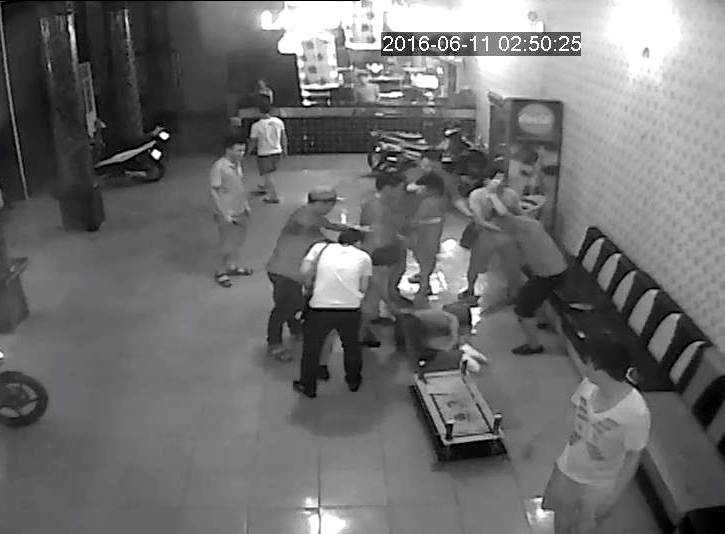 Nh&oacute;m c&ocirc;n đồ lao v&agrave;o đ&aacute;nh chủ qu&aacute;n karaoke