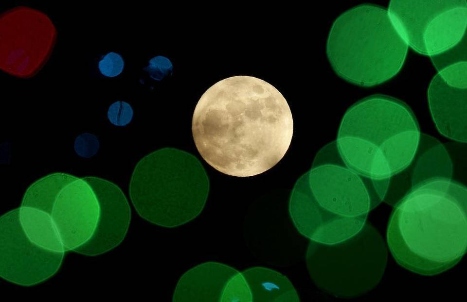 Hiện tượng Trăng lạnh diễn ra trong đêm Giáng sinh 2015. Ảnh Charlie Riedel/ AP